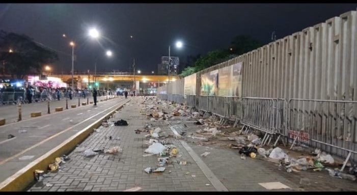 LuvinaPE's tweet photo. Estimada ARMY, deja de preocuparte: Los BTS van a volver porque LATAM demostró ser un negocio rentable. 

En vez de preocuparte por el “acoso” que reciben los pobres nenes millonarios que vienen aquí a trabajar, no por placer, preocúpate por no ser una sucia irresponsable y no dejar San Marcos como un basurero. Así tu país sí queda bien representado.