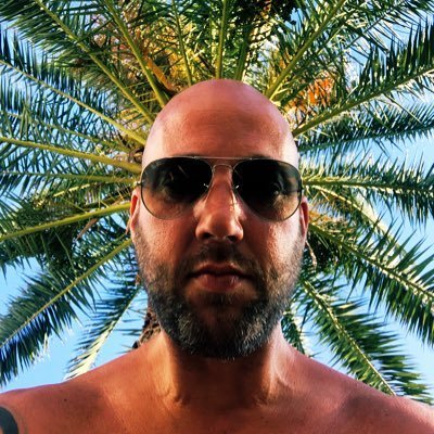 PeopleareC's tweet photo. Feyenoord heeft (helaas) veel domkoppen in huis!
Eerder al plakplaatje zo'n domme hooligan.
Nu deze twee 🤡🤡 https://t.co/1oosIqIPBC