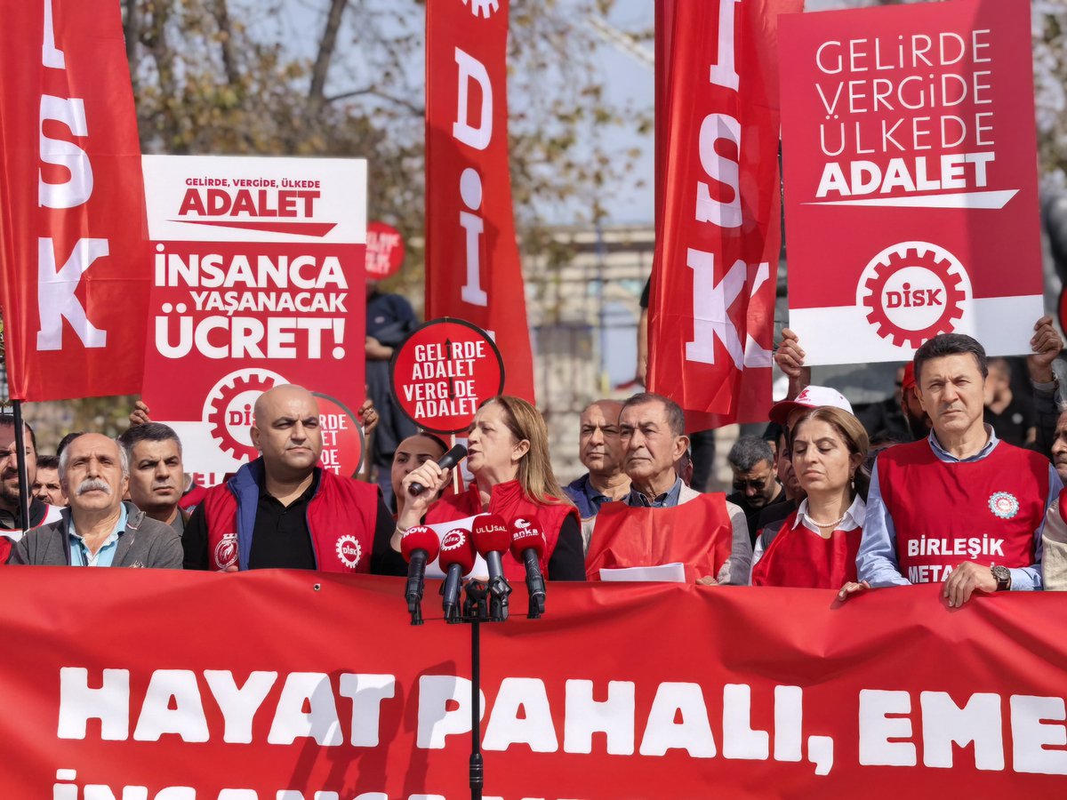 istanbulsube's tweet photo. Bugün Kadıköy İskele Meydanı’nda, konfederasyonumuz DİSK’in öncülüğünde başlatılan “Vergide, Gelirde, Ülkede Adalet” mücadelesi kapsamında düzenlenen Emekçi Buluşması’na katıldık.

Emeğimiz, hakkımız ve adalet için birlikte mücadele ediyoruz.

#VergideGelirdeÜlkedeAdalet #DİSK #DevSağlıkİş #EmekçiBuluşması