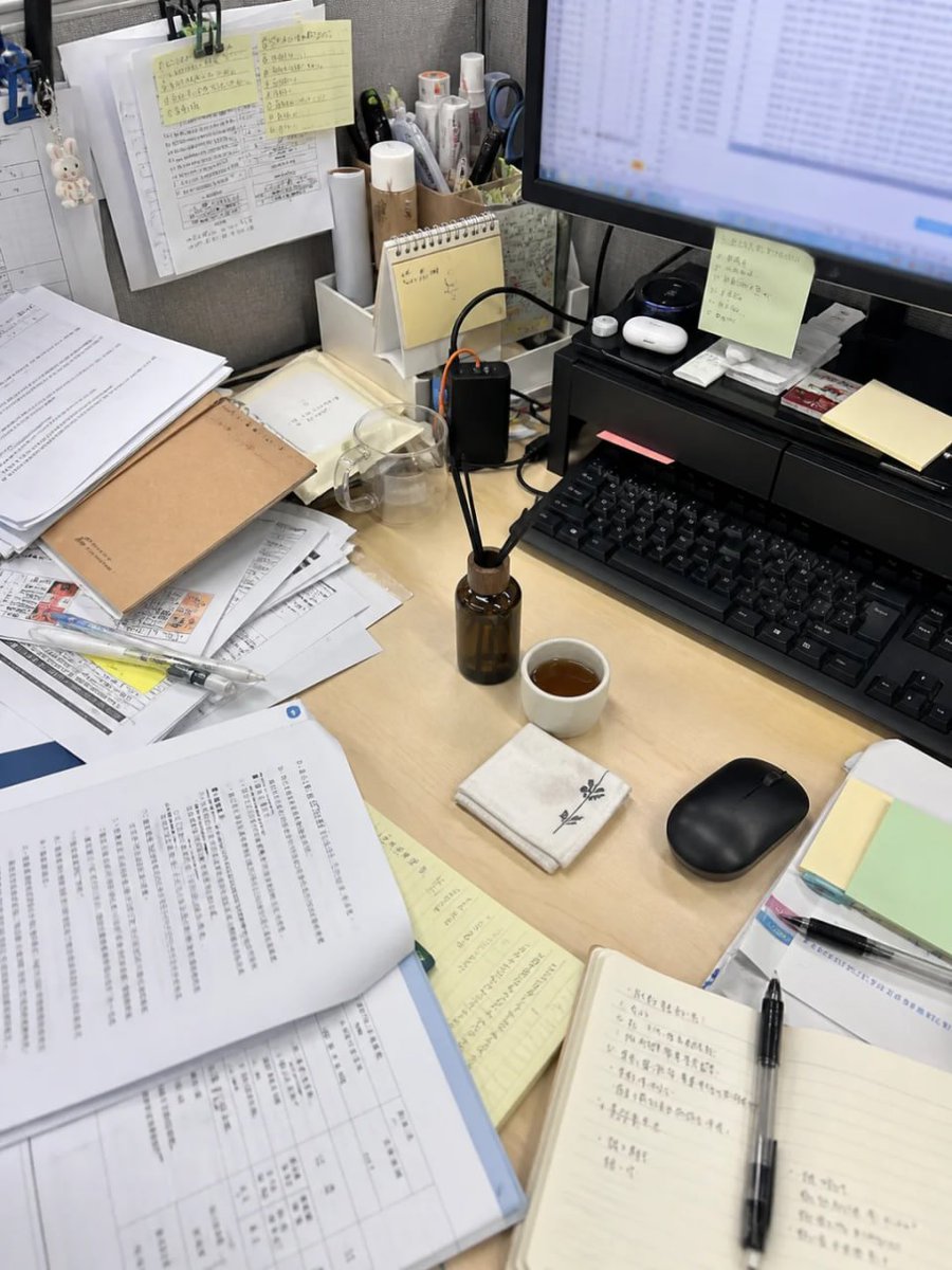 billmillerdc's tweet photo. 假期刚过，工位上的材料堆了一堆，行政的活又碎又杂今早光理这些就忙了半天。 https://t.co/L2OeP7KRBO