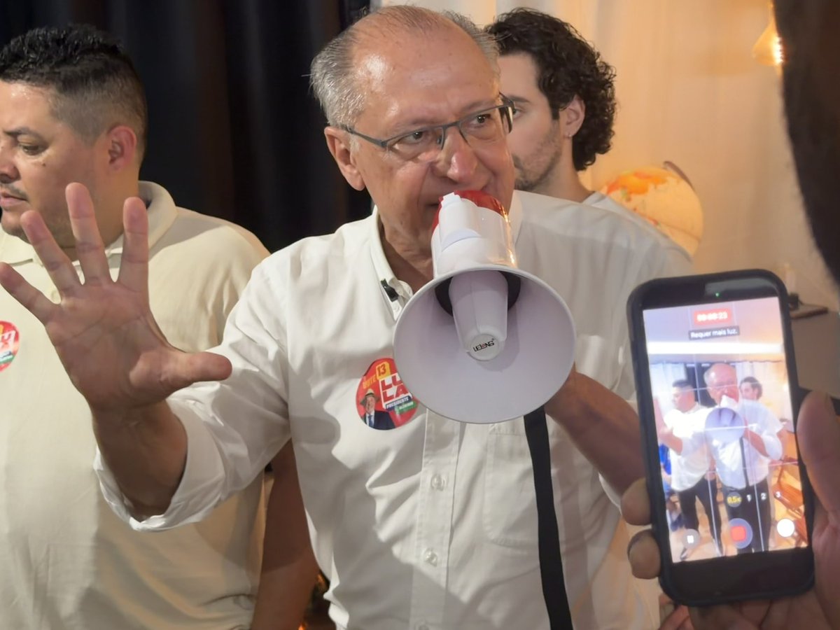 geraldoalckmin's tweet photo. Paraisópolis, uma das maiores comunidades do país, também quer mudança, mas sabe que a gente só muda se for para melhor. E a única mudança segura é @LulaOficial 13 na urna! 🇧🇷 https://t.co/vldSgiIAql