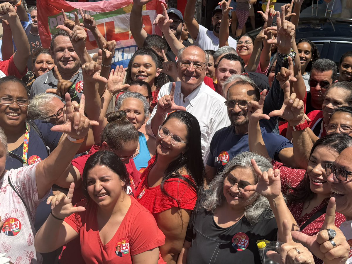 geraldoalckmin's tweet photo. Paraisópolis, uma das maiores comunidades do país, também quer mudança, mas sabe que a gente só muda se for para melhor. E a única mudança segura é @LulaOficial 13 na urna! 🇧🇷 https://t.co/vldSgiIAql