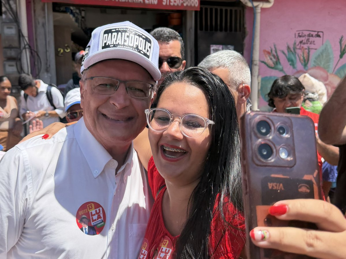 geraldoalckmin's tweet photo. Paraisópolis, uma das maiores comunidades do país, também quer mudança, mas sabe que a gente só muda se for para melhor. E a única mudança segura é @LulaOficial 13 na urna! 🇧🇷 https://t.co/vldSgiIAql