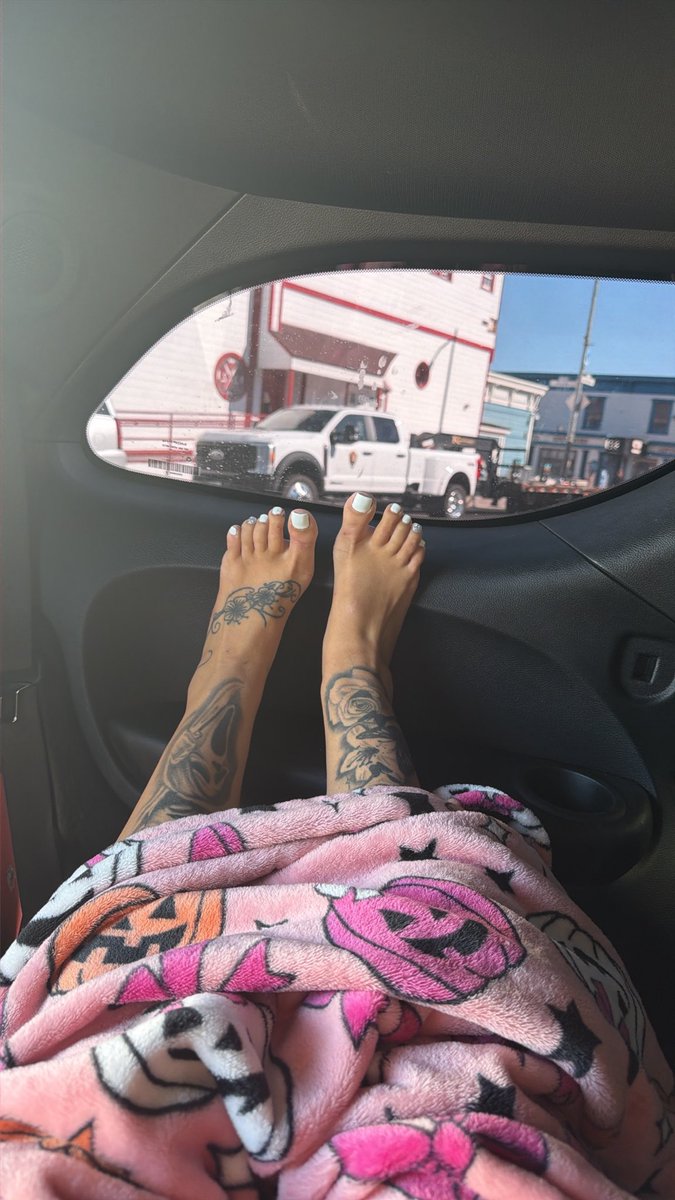 ThattGirll107's tweet photo. My girl @RiguezVivian  got my toes done for my birthday 😍😩 #GMMTVLiveHouse https://t.co/fmwr1sApiA