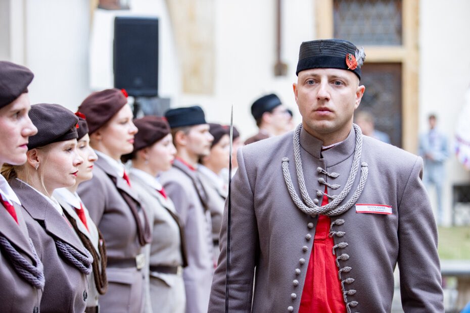 Vystrcil_Milos's tweet photo. „Bez Sokola by nebylo legií, bez legií by nebylo Československa.“ Slova T. G. Masaryka ukazují, jak důležitou roli Sokol sehrál v našich dějinách, a přitom ani v dalších desetiletích nikdy neupustil od svých hodnot.
 
Dnešní Památný den sokolstva je připomínkou odvahy těch, kteří byli mnohdy ochotni obětovat i to nejcennější - své životy.
 
Jejich odkaz nám připomíná, že svoboda, demokracie a mír nejsou samozřejmost, což vidíme jen nedaleko našich hranic. Z odvahy a odpovědnosti Sokolů bychom si tak měli brát inspiraci i dnes.