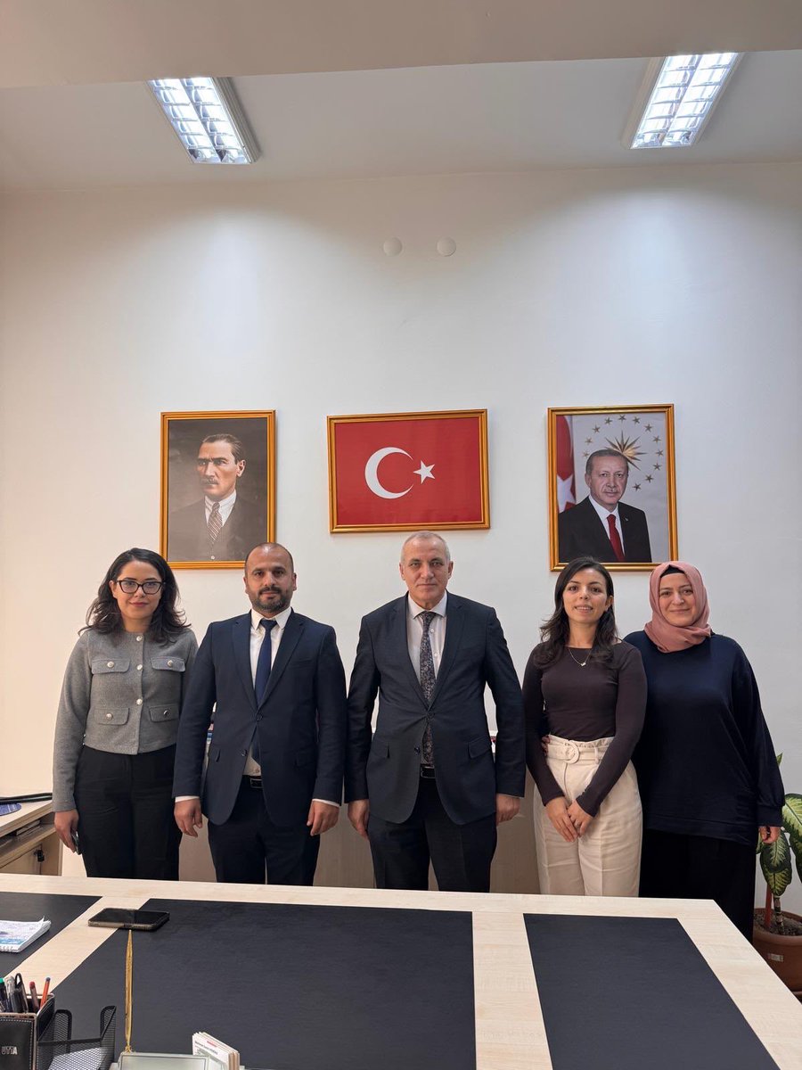 asdepder's tweet photo. 📍 Kahramankazan Sosyal Hizmet Merkezi Müdürlüğü

ASDEP-DER Başkanımız Haluk Demirtosun, Yönetim Kurulu Üyemiz Ümran Yollu Şahin ve beraberindeki üyelerimiz, Kahramankazan SHM Müdürü Sn. Ahmet Yüksencan’ı ziyaret etti.

Ziyarette; meslektaşlarımızın talep ve sorunları ele alınarak çözüm önerileri değerlendirildi. Sosyal hizmetlerin niteliğinin artırılması, saha çalışanlarının güçlendirilmesi ve kamu–STK iş birliğinin geliştirilmesi konusunda istişarelerde bulunuldu.

Nazik ev sahipliği için kuruluş müdürümüz Sn. Ahmet Yüksencan’a teşekkür ediyor, görevinde başarılar diliyoruz.

@MahinurOzdemir 
@TCevheroglu
 @hamzagokhan

#ASDEPDER #SosyalHizmetler #AileVeNüfus10Yılı