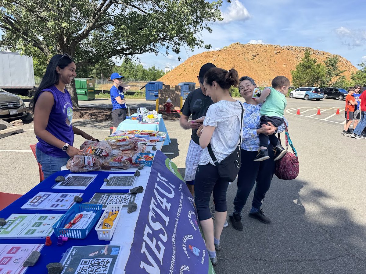 joinnest4's tweet photo. Loved representing at @LoudounHunger #Family #Resource #Fair! Wonderful connecting with local #families & fellow #nonprofit #leaders, sharing resources at our year-round programs & #volunteer #opportunities to #makeadiffference in the #community! #NEST4US https://t.co/2HHsdria2U https://t.co/f5qme4sthQ
