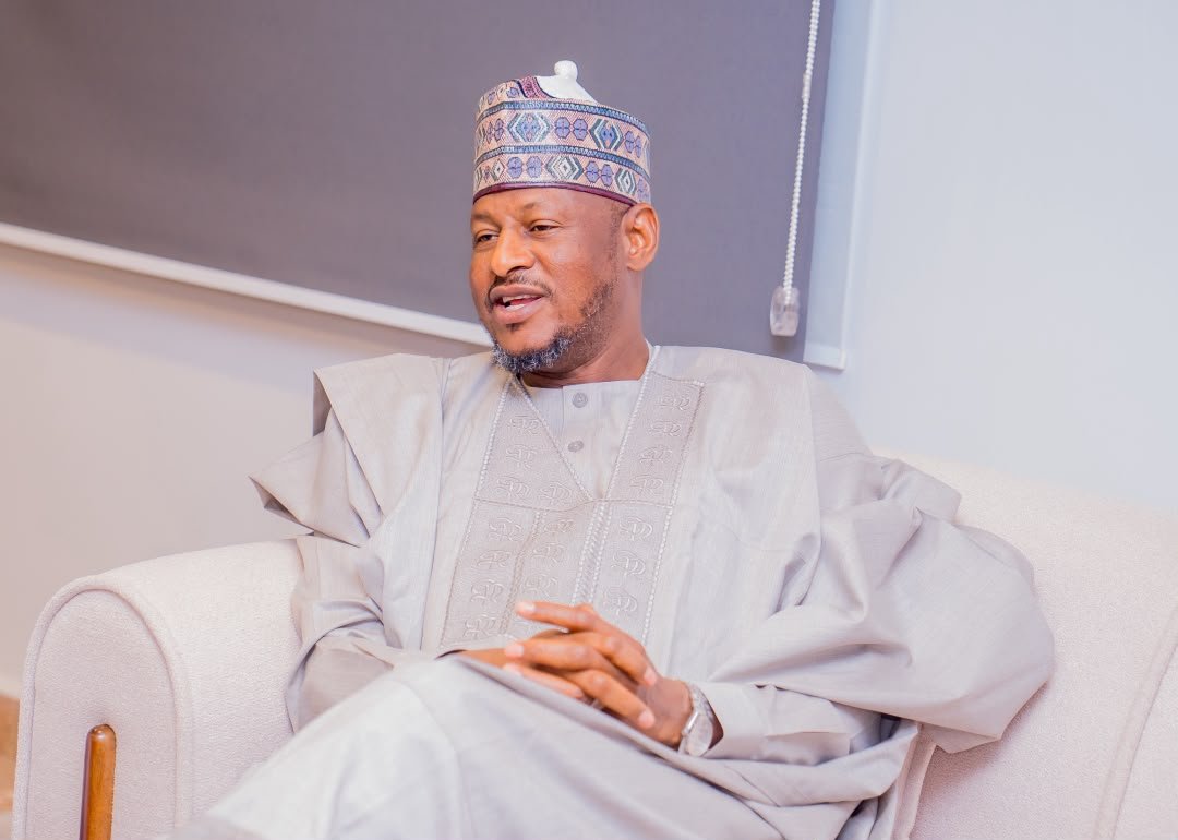 samonlinemedia's tweet photo. Gwamna Radda ya nemi haɗin gwiwa da NIMC domin haɗa tsarin tantance ’yan ƙasar Katsina da na ƙasa. NIMC ta amince da shirin tare da tallafin fasaha, yayin da aka tsara kafa Technical Working Group da kammala MoU cikin makonni takwas. https://t.co/UyyYb12886