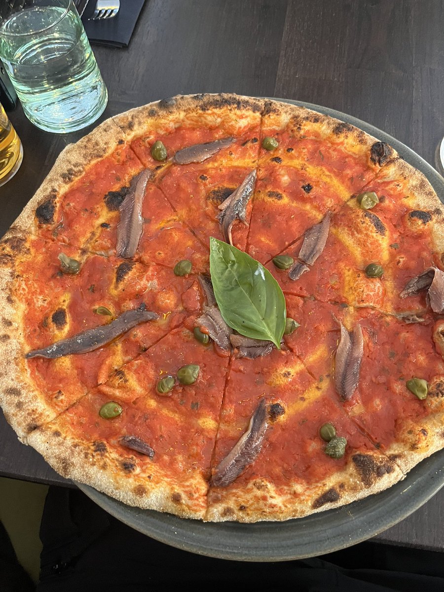 SireRenagh's tweet photo. Ça c’est une pizza, pas de tandoori crème fraîche zehma « boisée » 🫩 https://t.co/9kxzdHPNEd