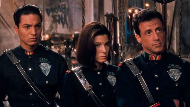 Thegeektwins's tweet photo. 🎬 #OnThisDay Demolition Man (1993) was released on October 8, 1993 (33 years ago)

💭 Give it a score from 1 to 10 in the comments below!
#Movies #Movie #SylvesterStallone #WesleySnipes #SandraBullock #NigelHawthorne #BenjaminBratt #BobGunton #GlennShadix #DenisLeary #GrandLBush #PatSkipper