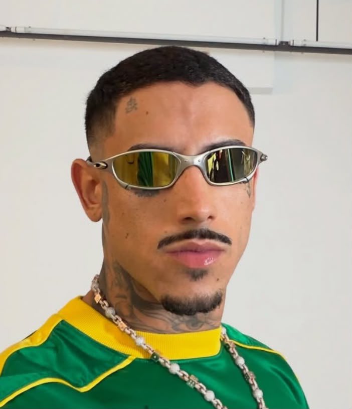 updatecharts's tweet photo. Mc Mirella diz que o movimento do FUNK está CONTRA ela após Mc PH debochar da funkeira:

“Olha como os movimentos são engraçados: Fui atacada pelo próprio movimento do funk, que faz parte da minha jornada. O funk sempre foi meu grande sonho, uma luta que começou há anos e que continua sendo meu sonho até hoje. Cadê as feministas que dizem defender as mulheres? Pelo visto essa defesa só vale quando a opinião é igual a delas, quando não é, vira linchamento virtual. Tudo é uma seletividade sabe?”