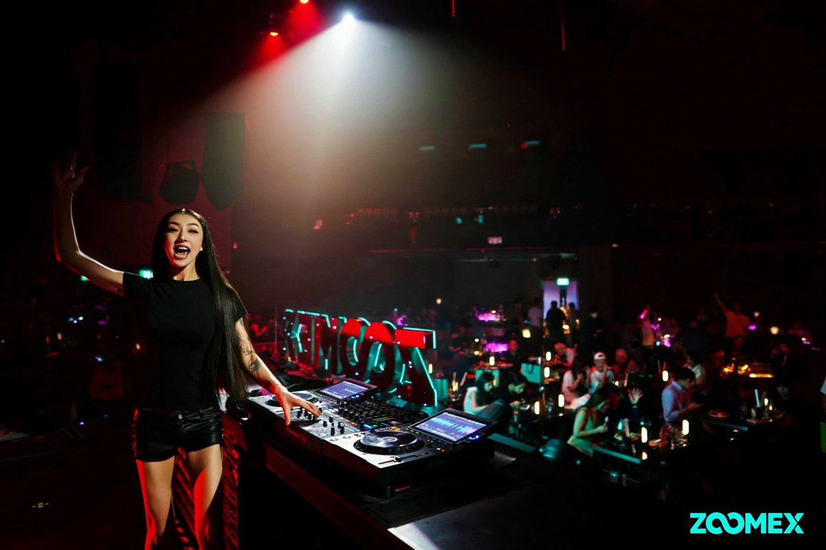 Freddybs9's tweet photo. @ZoomexOfficial Set 4 brought a completely different mood to the night.The lighting looks really good here, and the DJ seems to have kept everyone’s energy up. These shots really give you the feeling of being there

Zoomex UID:561856348 https://t.co/KW5e6TWgpP