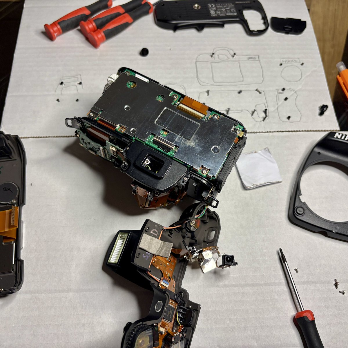 macmonkeyart's tweet photo. Feeling inspired by watching hours of videos by @JoeyDoesTech &amp; @TronicsFix, I decided to attempt a fix on an old DSLR I had.

Pleased to say I managed to pull it off and even sold it! #Nikon #electronics https://t.co/Q411vPUazm