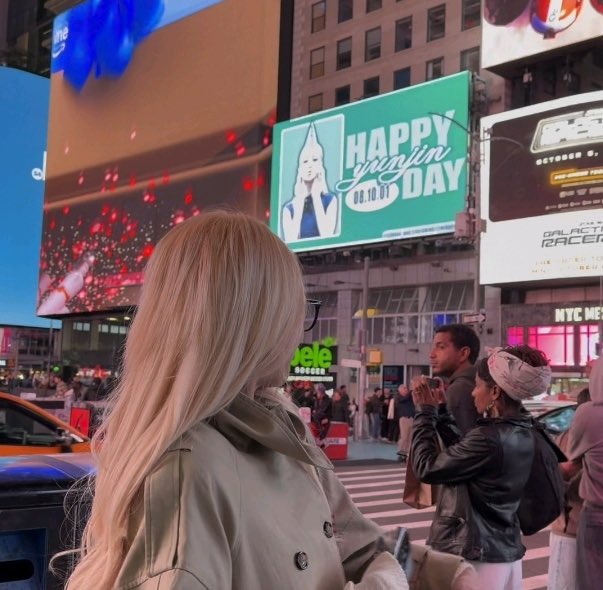 sserapics's tweet photo. #HUHYUNJIN weverse dm update 

Me…
Yesterday I went to Times Square to see the birthday ad.
I seriously almost cried. https://t.co/ihugfAvosQ