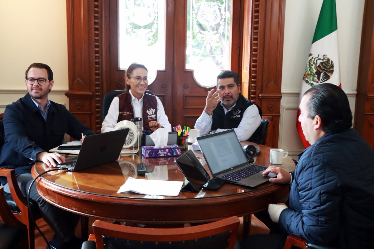 msilvaruiz's tweet photo. Iniciamos este #Jueves con una reunión importante y, como siempre, con la convicción de que cada conversación y cada decisión debe tener un propósito: trabajar por el bienestar de las poblanas y los poblanos. 🤝🏼

Que tengan un excelente día, con mucho ánimo y actitud. ✨

#Puebla #LaCapitalImparable