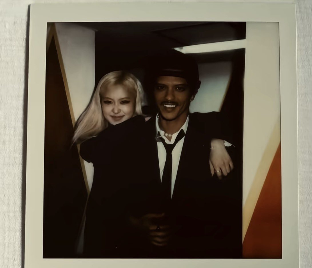 Joelyn45205201's tweet photo. waiting for bruno’s birthday party photos, hopefully rosé posts one 💞 https://t.co/MEs8Fdhd3j