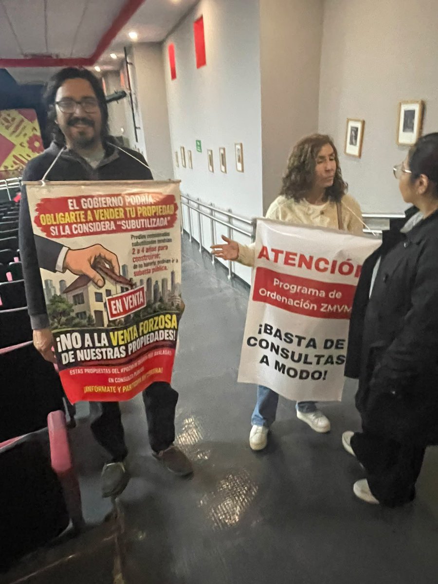 VaPorTodosMx's tweet photo. El gobierno invita a “foros de diálogo” del #POZMVM. 

Pero el calendario lo mueve de un día para otro.
Hoy 8 de octubre el evento aparecía en Cuauhtémoc (Pilares Atlampa, hora pendiente). Horas antes lo cambiaron a Xochimilco, Foro Cultural Quetzalcóatl, de 10:00 a 12:00, sin aviso claro de @MetropolisCDMX ni @SEDATU_mx.

Cuauhtémoc se quedó sin foro. Si cambian la sede a última hora, la gente no llega y luego presumen “participación”.

Eso no es diálogo. Parece simulación.
#POZMVM

Pero la ciudadanía sigue en lucha, queremos revisión y reposición del #POZMVM. 

@efectocolmenamx 
@lumendoz 
@Mex_Liber1 
@DinorahDDMx 
@PGDCDMX 
@BeatrizVM58 
@EipCDMX 
@EdnaElenaVegaR1 
@ClaraBrugadaM 
@AztecaNoticias 
@lasillarota