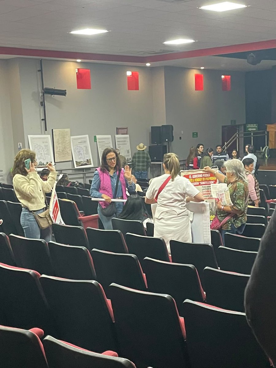 VaPorTodosMx's tweet photo. El gobierno invita a “foros de diálogo” del #POZMVM. 

Pero el calendario lo mueve de un día para otro.
Hoy 8 de octubre el evento aparecía en Cuauhtémoc (Pilares Atlampa, hora pendiente). Horas antes lo cambiaron a Xochimilco, Foro Cultural Quetzalcóatl, de 10:00 a 12:00, sin aviso claro de @MetropolisCDMX ni @SEDATU_mx.

Cuauhtémoc se quedó sin foro. Si cambian la sede a última hora, la gente no llega y luego presumen “participación”.

Eso no es diálogo. Parece simulación.
#POZMVM

Pero la ciudadanía sigue en lucha, queremos revisión y reposición del #POZMVM. 

@efectocolmenamx 
@lumendoz 
@Mex_Liber1 
@DinorahDDMx 
@PGDCDMX 
@BeatrizVM58 
@EipCDMX 
@EdnaElenaVegaR1 
@ClaraBrugadaM 
@AztecaNoticias 
@lasillarota