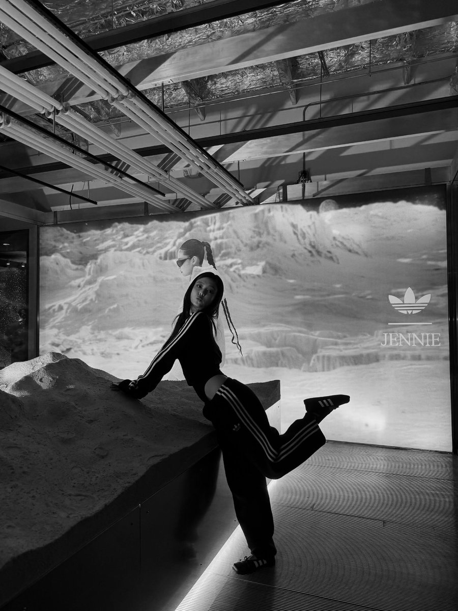 jendeeukr's tweet photo. Jennie x adidas Originals. https://t.co/oBdq5eDQyL