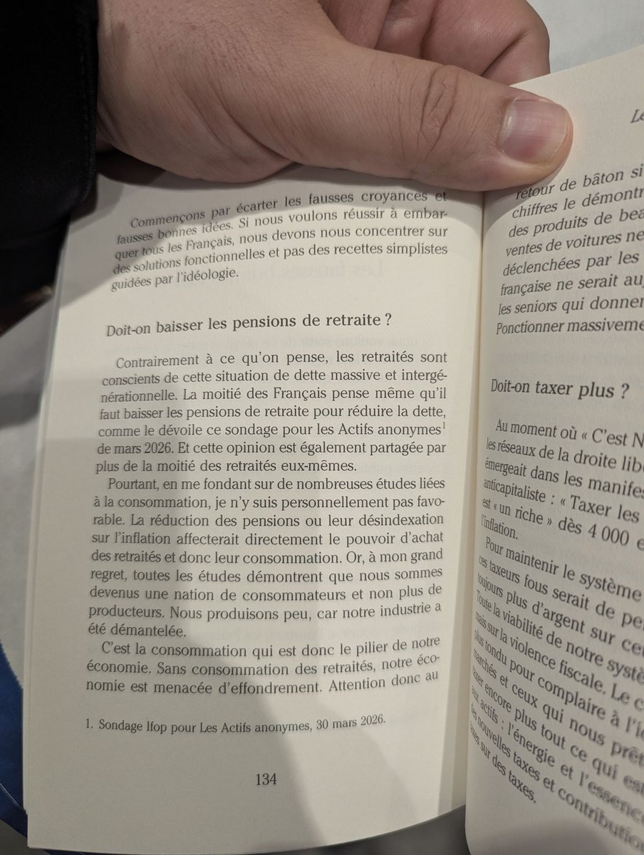 MatthieuGariel's tweet photo. Dans son livre, @jonashaddad dit qu’il ne faut pas baisser les pensions.

Sa raison : « Sans consommation des retraités, notre économie est menacée d’effondrement. »

L’@InseeFr a regardé ce que les retraités ont fait de leur dernière hausse. Spoiler : ils l’ont épargnée. 🧵⤵️ https://t.co/4VIl8Sfmup