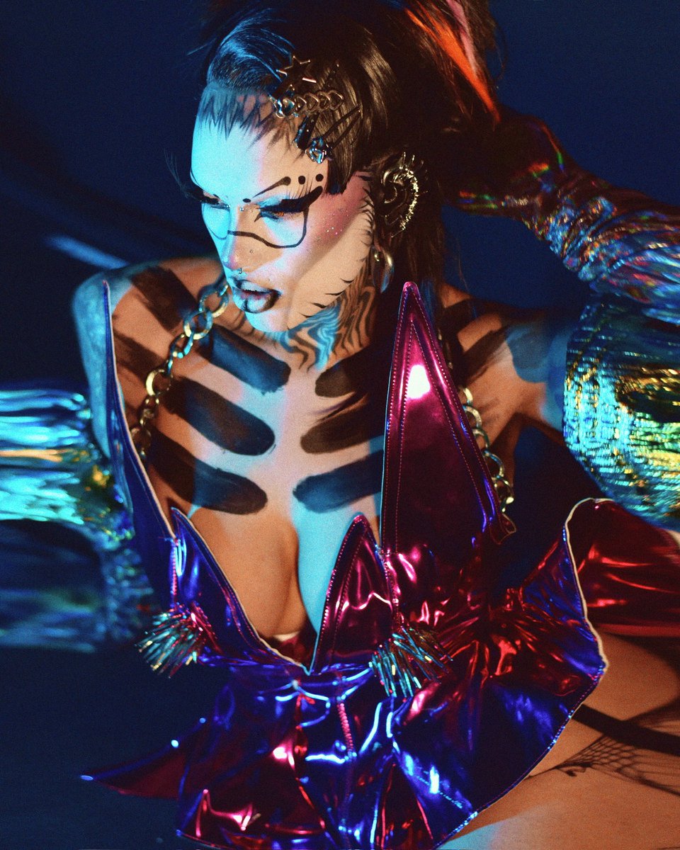 AsiaConsent's tweet photo. #dragula idk im bad at social media 🚬👹 https://t.co/LCBFBJoIjA