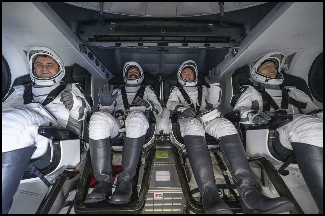 nasahqphoto's tweet photo. Check out additional images from the @NASA @SpaceX Crew Dragon Freedom splashdown in the Pacific with #Crew12 NASA astronauts @Astro_Jessica and @astro_hathaway, @esa astronaut @Soph_astro, and @roscosmos cosmonaut Andrey Fedyaev! 📷 https://t.co/x6dJwviFqe https://t.co/qF4MMpp8ic