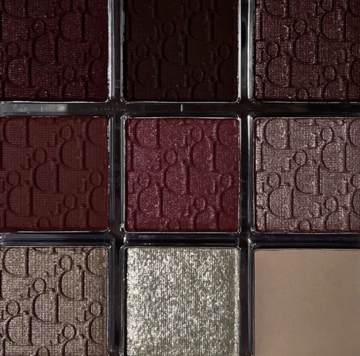 Hellokraze's tweet photo. Red eyeshadow https://t.co/BTqQN8uQpQ