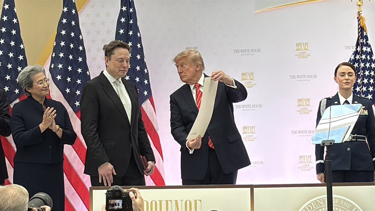 EdwardLawrence's tweet photo. Elon Musk getting his National Medal of Science. @elonmusk is getting it for founding @SpaceX and the innovations that has created. #SoaceX #POTUS #Science https://t.co/jJjhYAe35v