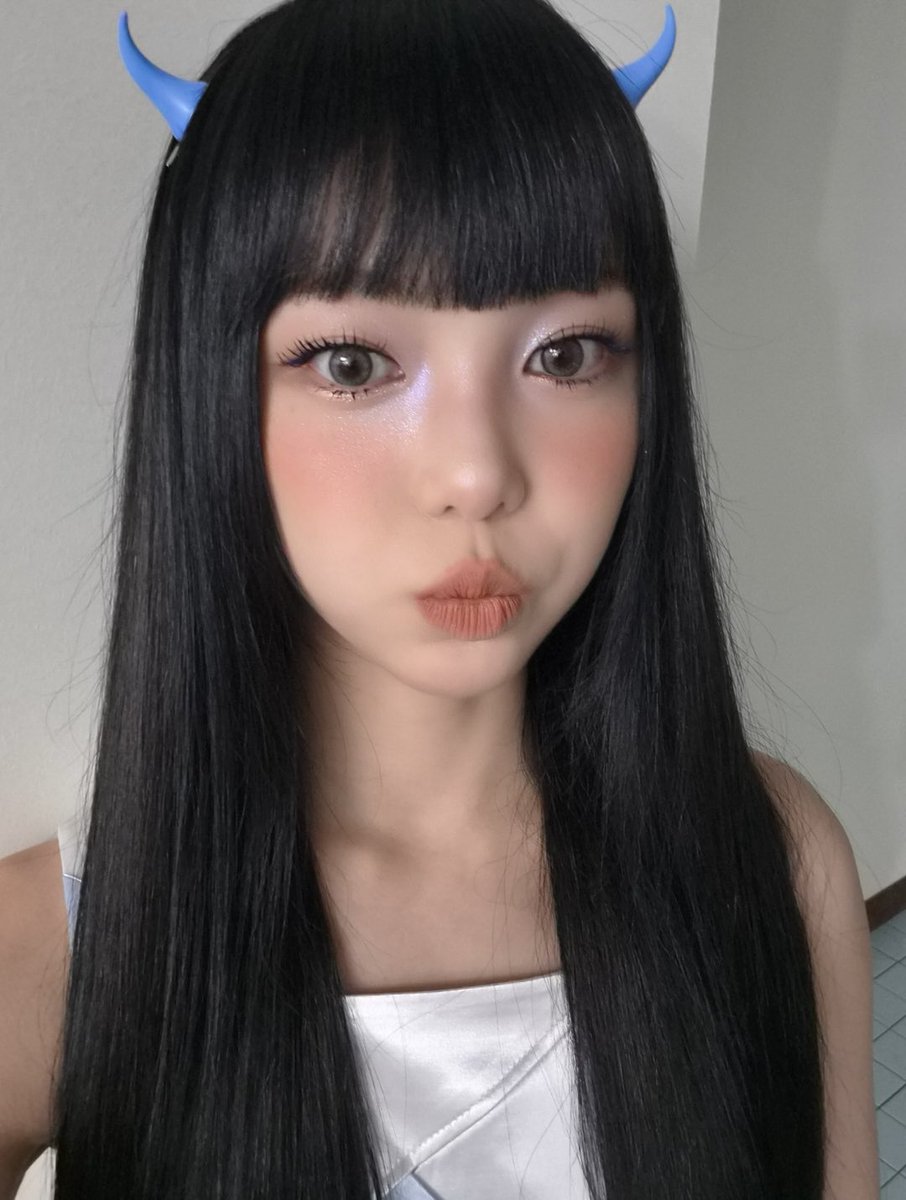 S2ha_yo's tweet photo. 근데 오늘 별누가 올린 얀 셀카 두장 다 왤케...
ㅇl야니랑 스톌랴 합친것 같디....
분명 졍ㅇI얀인데 김댜혅 얼굴이 겹쳐보인다잉. 이게 바로 사랑하면 닮아보인다는건가..♥
1번째 사진은 포커스갈발브릿지때,두번째 사진은 더체이스 핑크머리띠 걔 닮으심 https://t.co/2bUlyGFCVE