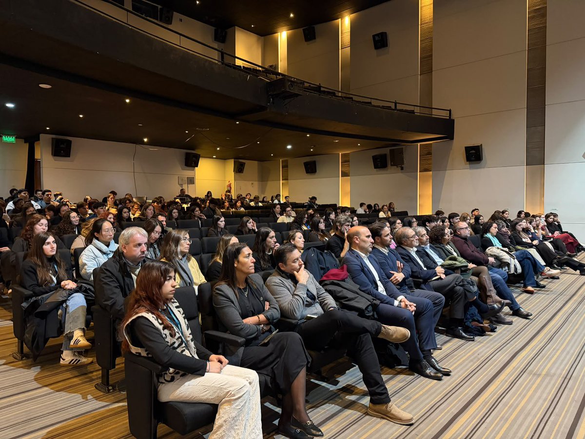 EmbajadaAbierta's tweet photo. 🗣️ @JorArguello participó, junto a cientos de estudiantes y docentes, del II Congreso Nacional y VI Congreso Regional de Relaciones Internacionales de la UNICEN (@UNICEN_Oficial), en Tandil, organizado por estudiantes de la carrera de RRII.
Tuvo a su cargo la conferencia inaugural: “Un mundo en transición: poder, conflicto e incertidumbre. ¿Hay un orden detrás del caos?”
Un espacio de encuentro y reflexión sobre los desafíos de un escenario internacional en plena transformación.