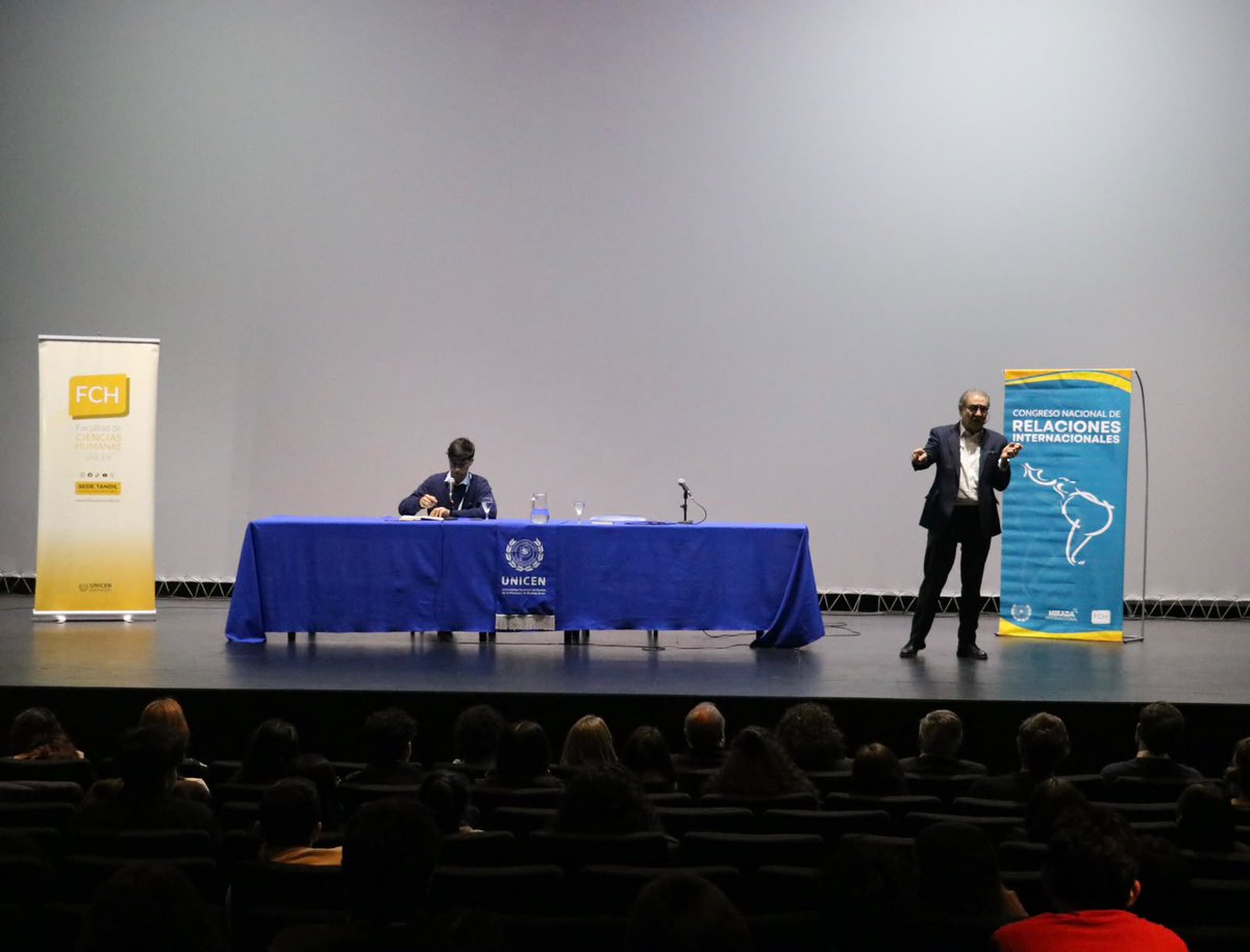 EmbajadaAbierta's tweet photo. 🗣️ @JorArguello participó, junto a cientos de estudiantes y docentes, del II Congreso Nacional y VI Congreso Regional de Relaciones Internacionales de la UNICEN (@UNICEN_Oficial), en Tandil, organizado por estudiantes de la carrera de RRII.
Tuvo a su cargo la conferencia inaugural: “Un mundo en transición: poder, conflicto e incertidumbre. ¿Hay un orden detrás del caos?”
Un espacio de encuentro y reflexión sobre los desafíos de un escenario internacional en plena transformación.