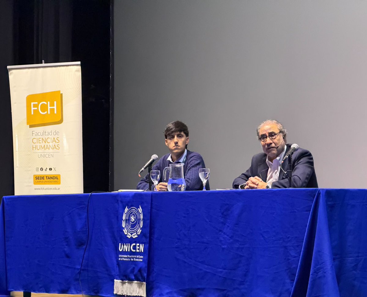 EmbajadaAbierta's tweet photo. 🗣️ @JorArguello participó, junto a cientos de estudiantes y docentes, del II Congreso Nacional y VI Congreso Regional de Relaciones Internacionales de la UNICEN (@UNICEN_Oficial), en Tandil, organizado por estudiantes de la carrera de RRII.
Tuvo a su cargo la conferencia inaugural: “Un mundo en transición: poder, conflicto e incertidumbre. ¿Hay un orden detrás del caos?”
Un espacio de encuentro y reflexión sobre los desafíos de un escenario internacional en plena transformación.