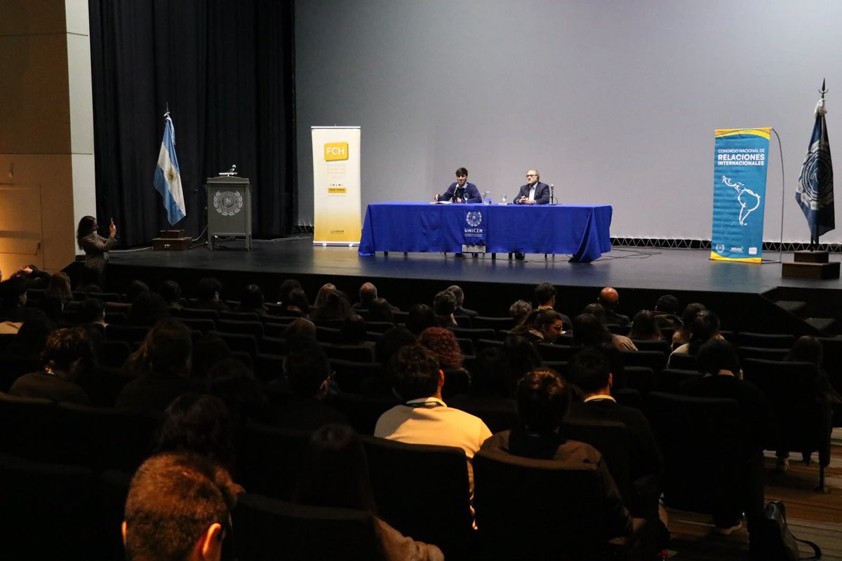 EmbajadaAbierta's tweet photo. 🗣️ @JorArguello participó, junto a cientos de estudiantes y docentes, del II Congreso Nacional y VI Congreso Regional de Relaciones Internacionales de la UNICEN (@UNICEN_Oficial), en Tandil, organizado por estudiantes de la carrera de RRII.
Tuvo a su cargo la conferencia inaugural: “Un mundo en transición: poder, conflicto e incertidumbre. ¿Hay un orden detrás del caos?”
Un espacio de encuentro y reflexión sobre los desafíos de un escenario internacional en plena transformación.
