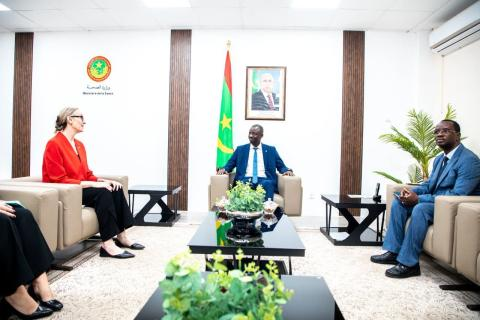 agelMauritania's tweet photo. بحث وزير الصحة، تيام التجاني، اليوم الخميس في نواكشوط، مع القائمة بالأعمال في سفارة الولايات المتحدة الأمريكية لدى موريتانيا، سبل تعزيز الشراكة الصحية بين البلدين. https://t.co/YdupMKyFic