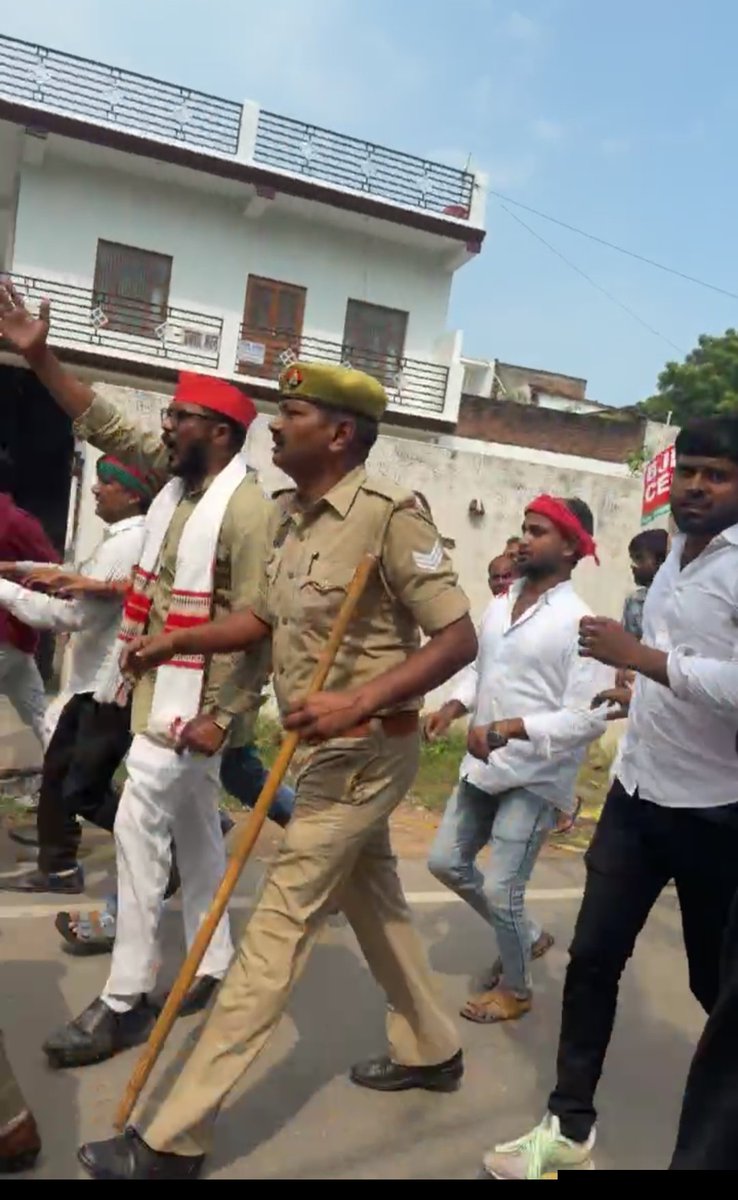 SultanM19044988's tweet photo. आज दिनाँक 8/10/2026 को माननीय राष्ट्रीय अध्यक्ष श्री अखिलेश यादव जी के निर्देश पर मुख्य चुनाव आयुक्त ज्ञानेश कुमार के इस्तीफे की मांग को लेकर जनपद बाराबंकी में जोरदार प्रदर्शन किया गया।
लोकतंत्र बचाओ 
संविधान बचाओ
#samajwadipartyofficial
@yadavakhilesh 
@samajwadiparty https://t.co/OboZn4Y1lr