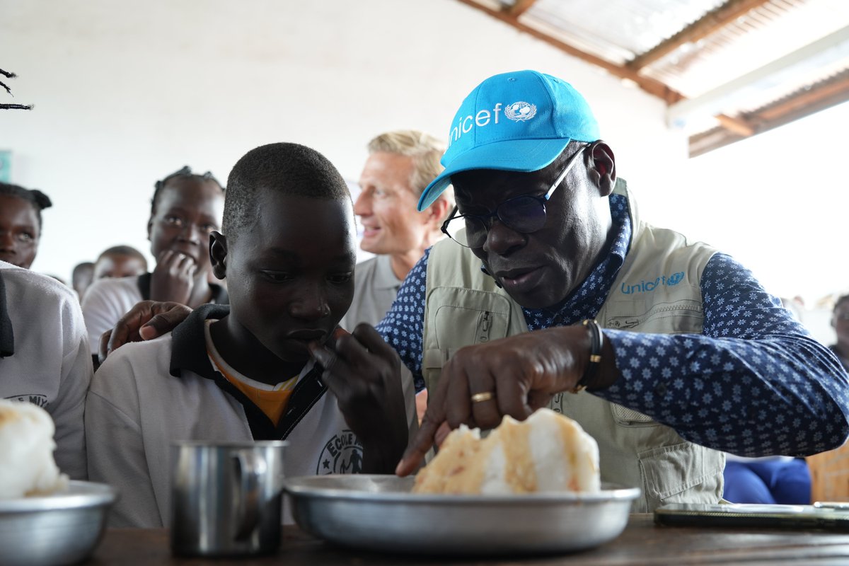 Felix_Ackebo's tweet photo. In Bétokomia, in the Paoua sub-prefecture, #learning in good conditions also means being able to count on a meal at school.

I had the pleasure of accompanying the WFP Acting Executive Director @WFPChief on a visit to Bétokomia School, where our efforts complement each other for the benefit of children.

#UNICEF contributes by building classrooms and providing school kits, while #WFP supports the school feeding programme.

Together, we are creating a more supportive environment for learning, school attendance and children’s well-being. Because every child deserves to be in school, to learn and to grow in the best possible conditions. 

#ForEveryChild #Education #CAR #UNICEF #WFP #OneUN