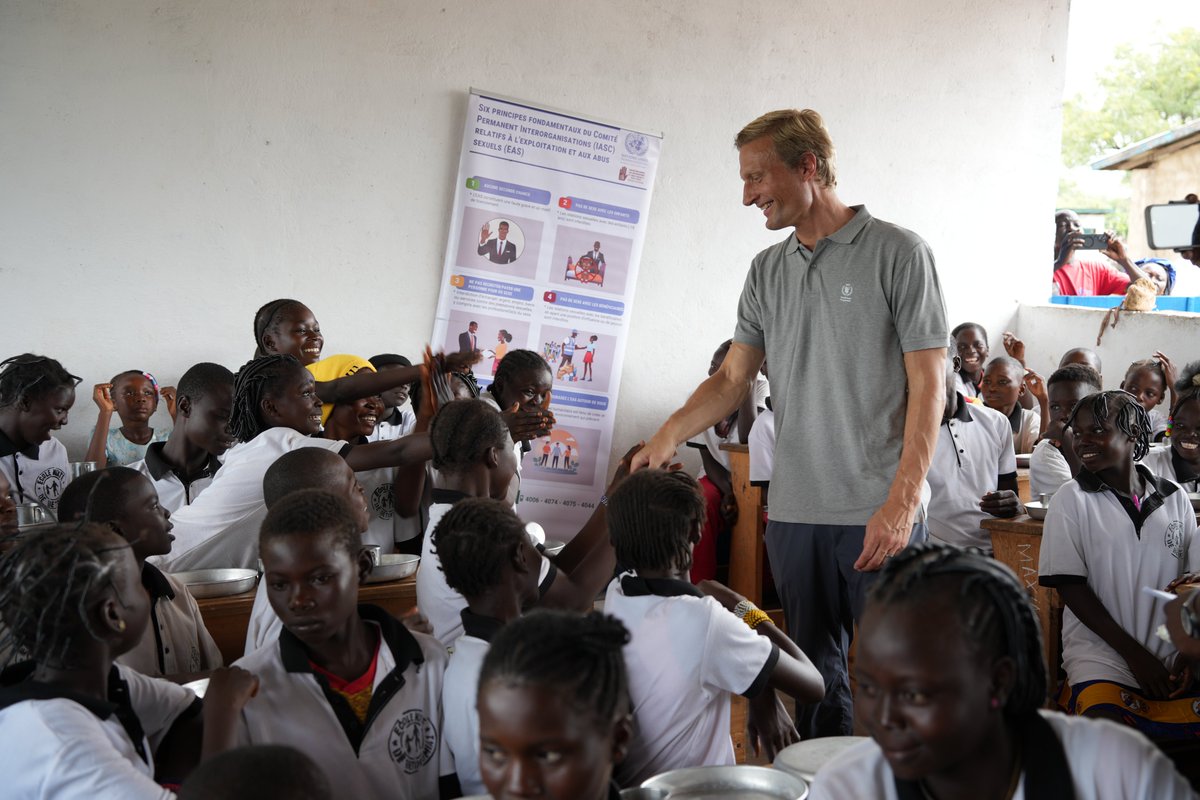 Felix_Ackebo's tweet photo. In Bétokomia, in the Paoua sub-prefecture, #learning in good conditions also means being able to count on a meal at school.

I had the pleasure of accompanying the WFP Acting Executive Director @WFPChief on a visit to Bétokomia School, where our efforts complement each other for the benefit of children.

#UNICEF contributes by building classrooms and providing school kits, while #WFP supports the school feeding programme.

Together, we are creating a more supportive environment for learning, school attendance and children’s well-being. Because every child deserves to be in school, to learn and to grow in the best possible conditions. 

#ForEveryChild #Education #CAR #UNICEF #WFP #OneUN