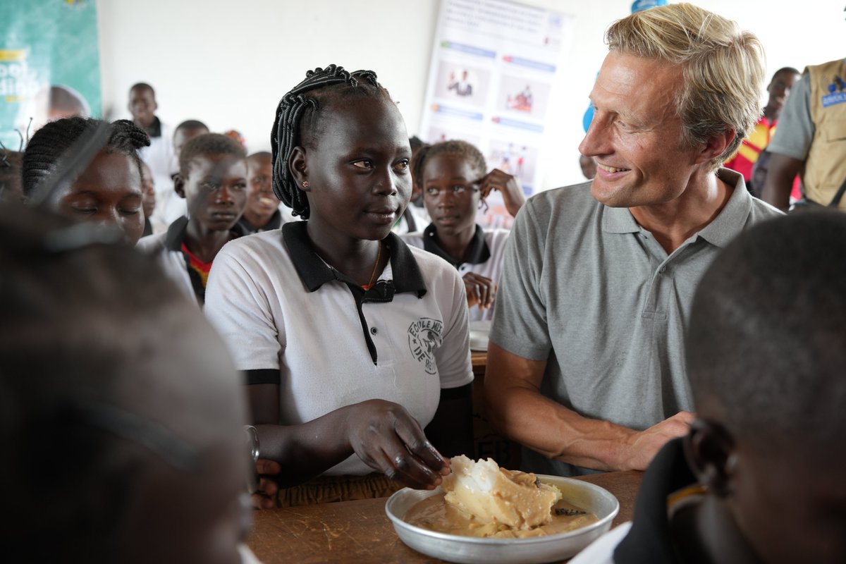 Felix_Ackebo's tweet photo. In Bétokomia, in the Paoua sub-prefecture, #learning in good conditions also means being able to count on a meal at school.

I had the pleasure of accompanying the WFP Acting Executive Director @WFPChief on a visit to Bétokomia School, where our efforts complement each other for the benefit of children.

#UNICEF contributes by building classrooms and providing school kits, while #WFP supports the school feeding programme.

Together, we are creating a more supportive environment for learning, school attendance and children’s well-being. Because every child deserves to be in school, to learn and to grow in the best possible conditions. 

#ForEveryChild #Education #CAR #UNICEF #WFP #OneUN