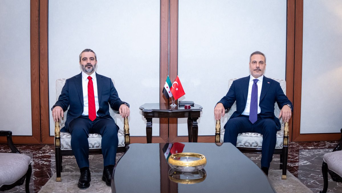 syrianmofaex's tweet photo. التقى وزير الخارجية والمغتربين السيد أسعد حسن الشيباني في العاصمة أنقرة، وزير خارجية جمهورية تركيا السيد هاكان فيدان.

وجرى خلال اللقاء بحث سبل تعزيز العلاقات الثنائية بين البلدين الصديقين، كما تم استعراض مستجدات العمل بخصوص تفعيل اللجنة العليا المشتركة بين البلدين، ومناقشة عدد من الملفات ذات الاهتمام المشترك، وآخر المستجدات في المنطقة.