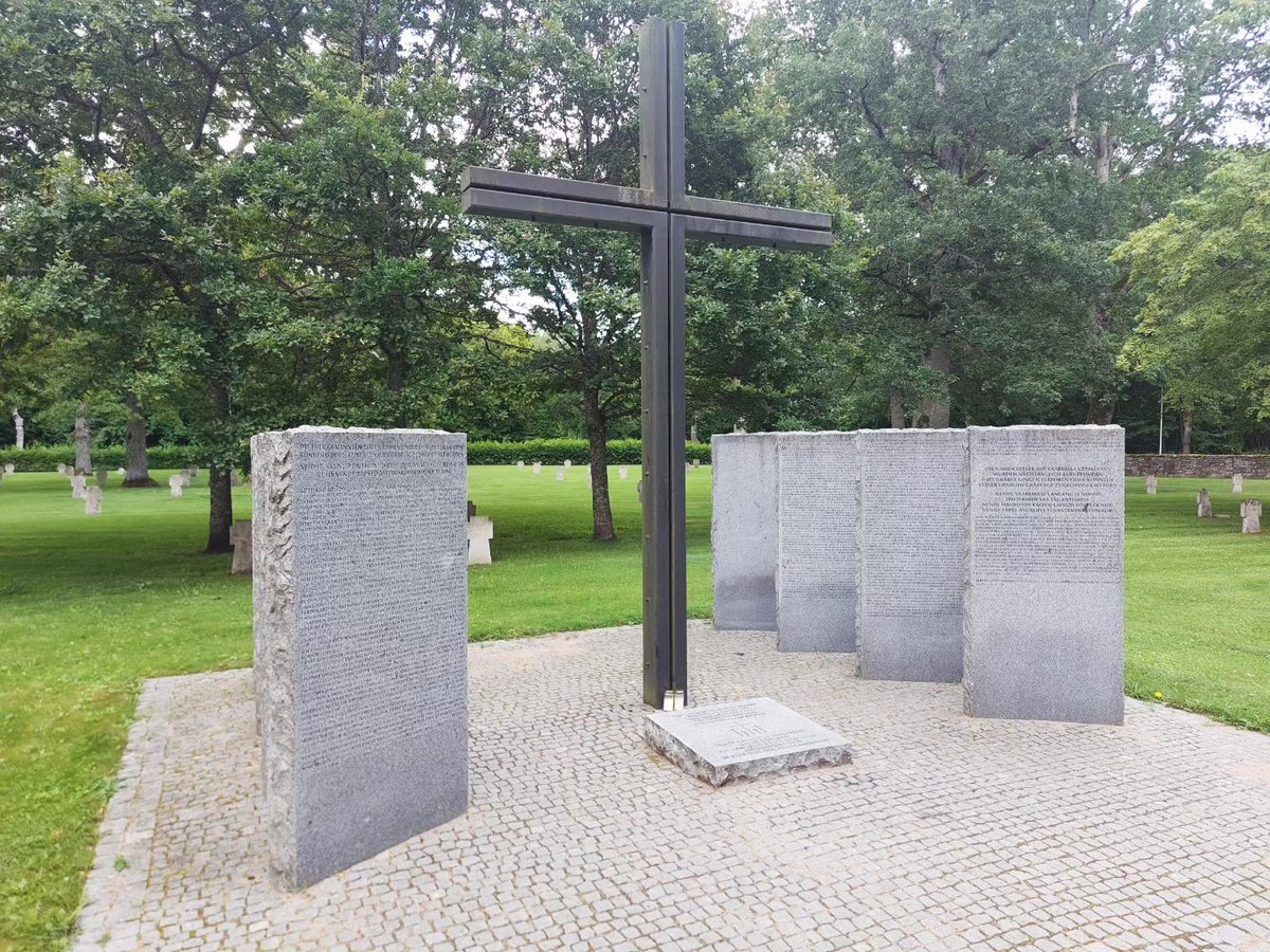 HustleHistory's tweet photo. A Germam war cemetery on Saaremaa, Estonia. Here lie German soldiers that fell during the 1941 conquest of the island, as well as the 1944 Soviet reconquest.
#HistoryHustle #WW2History #ww2History #Saaremaa https://t.co/cZMWDb9ox2