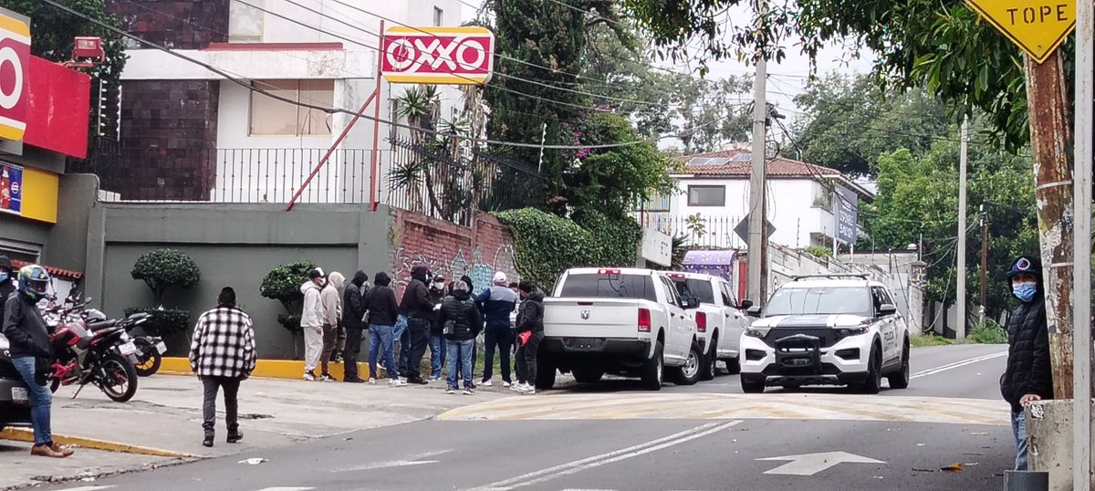 sggs25's tweet photo. @nmasforo @AnaOrdonana Y así mandan a los Reventador es. Camionetas son placas, encapuchados https://t.co/6N0C0zVEJB