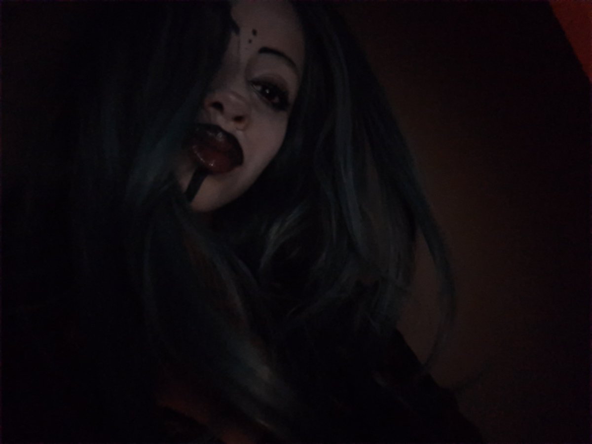Alixisovna's tweet photo. Je voulais prendre des photos j'ai fini mon makeup y a plus d'électricité ptn ( j'ai fait l'éclairage avec ma tablette ) https://t.co/EbetRu0R34