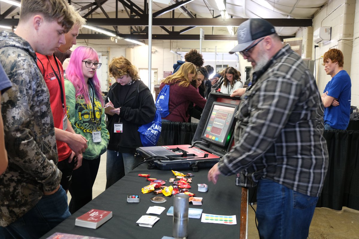 UALocal776's tweet photo. UA Local 776 is at #MakerFest, showing students the career opportunities available with the UA. We are excited to help them explore the amazing opportunities open to them as they plan their futures. https://t.co/l5tKFg1Mtf