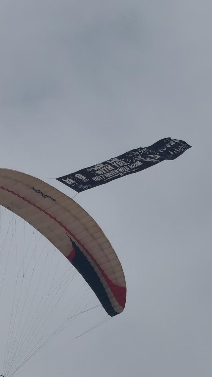 equalitysev7n's tweet photo. TENEMOS PARAPENTE PARA MR. LEE POR SU ARDUO TRABAJO CUIDANDO A LOS CHICOS 

"MR. LEE, CON USTED,
NUESTROS 7 NUNCA CAMINAN SOLOS." https://t.co/8tZhkWiJ72