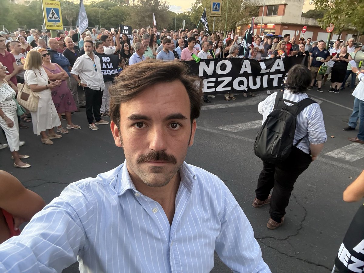 Manotepas's tweet photo. Hoy hemos salido a la calle con los vecinos del Polígono Sur a gritar alto y claro que no queremos que se construya una mezquita en La Oliva

#NoALaMezquita https://t.co/UxIToroq7a