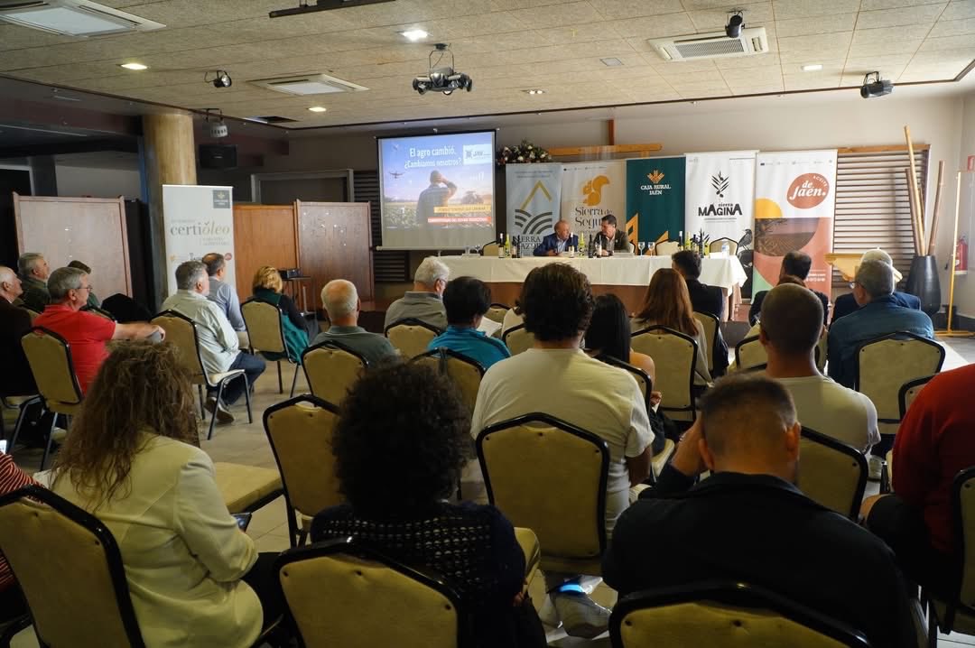 DOSierraMagina's tweet photo. Éxito de las 3️⃣ Jornadas sobre la Calidad Diferenciada celebradas hoy en Arroyo del Ojanco por la Fundación Certióleo, que agrupa a las Denominaciones de Origen e IGP del #aove de Jaén, sobre nuestras tecnologías, PAC, comunicación y marketing https://t.co/Wzx8DRC6LZ