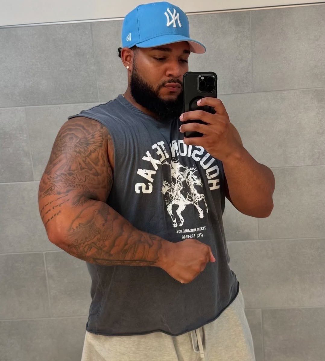 GregBuforddtr5's tweet photo. The look said it all 🔥🥵 https://t.co/QwJqJ2nXt4