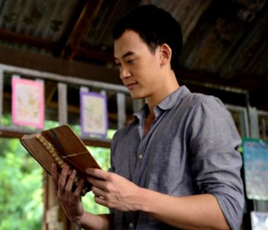 wirakyamak's tweet photo. “ยะหยังหมอเลือกมายะการบนนี้ครับ สัญญาณกะบ่ามี คนกรุงงามๆอย่างหมอ…บ่ควรมาอิดตี้นี่เลยสักน่อย”
“แล้วทำไมครูถึงมาอยู่ที่นี่คะ ได้ยินว่าครูเป็นคนในเมือง”
“ผมอยากหื้อละอ่อนเปิ้นได้ฮู้หนังสือ ใหญ่ไปจะได้สบาย”
“ฉันเองก็ไม่ต่างกันค่ะ ถ้าฉันไม่มาเวลาทุกคนป่วยใครจะรักษาล่ะคะ จริงมั้ยครู” https://t.co/7wqqEKtroL