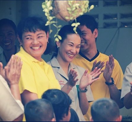 wirakyamak's tweet photo. “ยะหยังหมอเลือกมายะการบนนี้ครับ สัญญาณกะบ่ามี คนกรุงงามๆอย่างหมอ…บ่ควรมาอิดตี้นี่เลยสักน่อย”
“แล้วทำไมครูถึงมาอยู่ที่นี่คะ ได้ยินว่าครูเป็นคนในเมือง”
“ผมอยากหื้อละอ่อนเปิ้นได้ฮู้หนังสือ ใหญ่ไปจะได้สบาย”
“ฉันเองก็ไม่ต่างกันค่ะ ถ้าฉันไม่มาเวลาทุกคนป่วยใครจะรักษาล่ะคะ จริงมั้ยครู” https://t.co/7wqqEKtroL