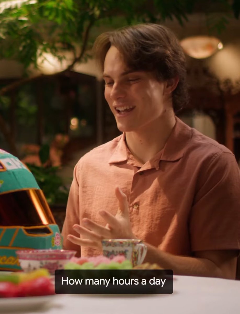 eumudeidenome's tweet photo. OSCAR IN PINK IN HIS SPECIAL HELMET AD!!!!! https://t.co/QZhGc3vPQG